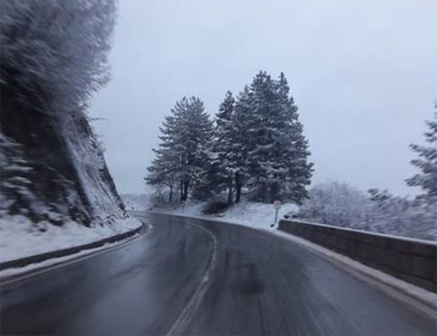 БАЊАЛУКА, 21. ЈАНУАРА /СРНА/ - Већина путева у Републици Српској и Федерацији БиХ /ФБиХ/ је проходна, а вози се по претежно сувим и мјестимично мокрим и клизавим коловозима, саопштио је Ауто-мото савез /АМС/ Републике Српске.