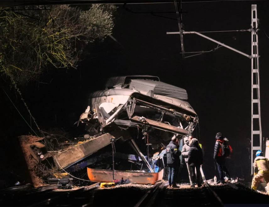 БАРСЕЛОНА, 21. ЈАНУАРА /СРНА/ - Машиновођа је погинуо, а најмање 37 особа је повријеђено, од којих је петоро у критичном стању, када је приградски воз синоћ ударио у обрушени потпорни зид и искочио из шина близу Барселоне, саопштила је шпанска полиција.