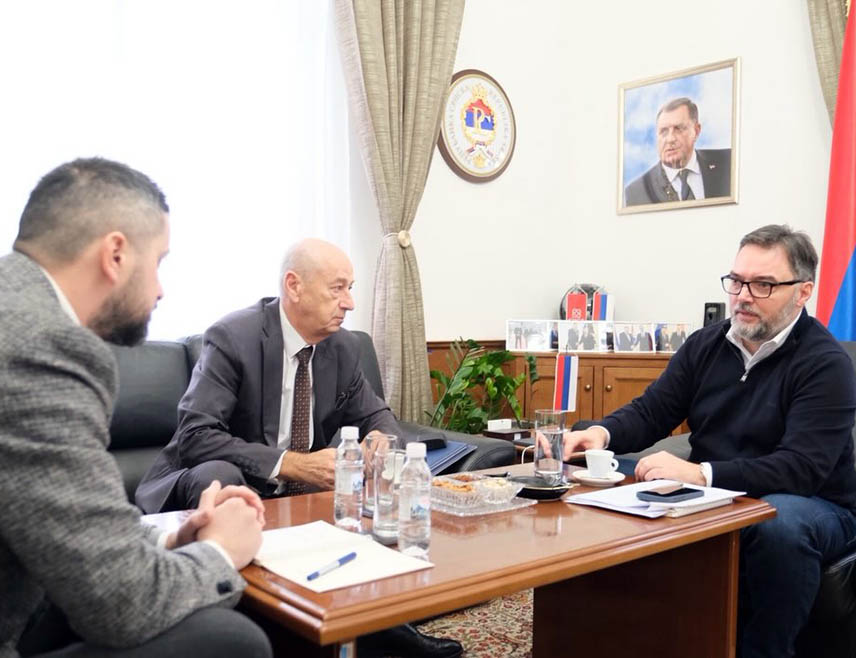 САРАЈЕВО, 21. ЈАНУАРА /СРНА/ - Министар спољне трговине и економских односа у Савјету министара Сташа Кошарац разговарао је предсједником Спољнотрговинске коморе БиХ Здравком Маринковићем о актуелним привредним темама са фокусом на испуњавање услова како би БиХ била изузета од примјене Механизма за прилагођавање угљеника на границама /ЦБАМ/.