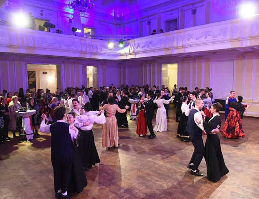 БАЊАЛУКА, 21. ЈАНУАРА /СРНА/ - Светосавски бал, који ће у Бањалуци бити одржан у петак, 23. јануара, традиционална је манифестација која на јединствен начин спаја традицију и српску културу кроз разноврстан културно-умјетнички програм, рекао је Срни предсједник Управног одбора бањалучког Културно-умјетничког друштва /КУД/ "Свети Сава" Миленко Дулић.