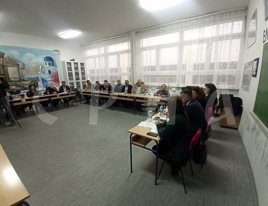 ЗВОРНИК, 21. ЈАНУАРА /СРНА/ - Министар просвјете и културе Републике Српске Боривоје Голубовић поручио је данас у Зворника да ресорно министарство, због проблема са гријањем у школама повезаним на систем централног гријања, помаже школама да пређу на самостално гријање.