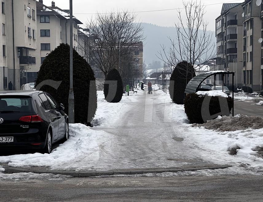 ПАЛЕ, 21. ЈАНУАРА /СРНА/ - Улице и тротоари на Палама, које је препуно туриста, ових дана више личе на клизалишта него на безбједне пјешачке стазе, а због леда и слабијих посипања, кретање је изузетно отежано, па су грађани свакодневно у ризику од пада и повреде.