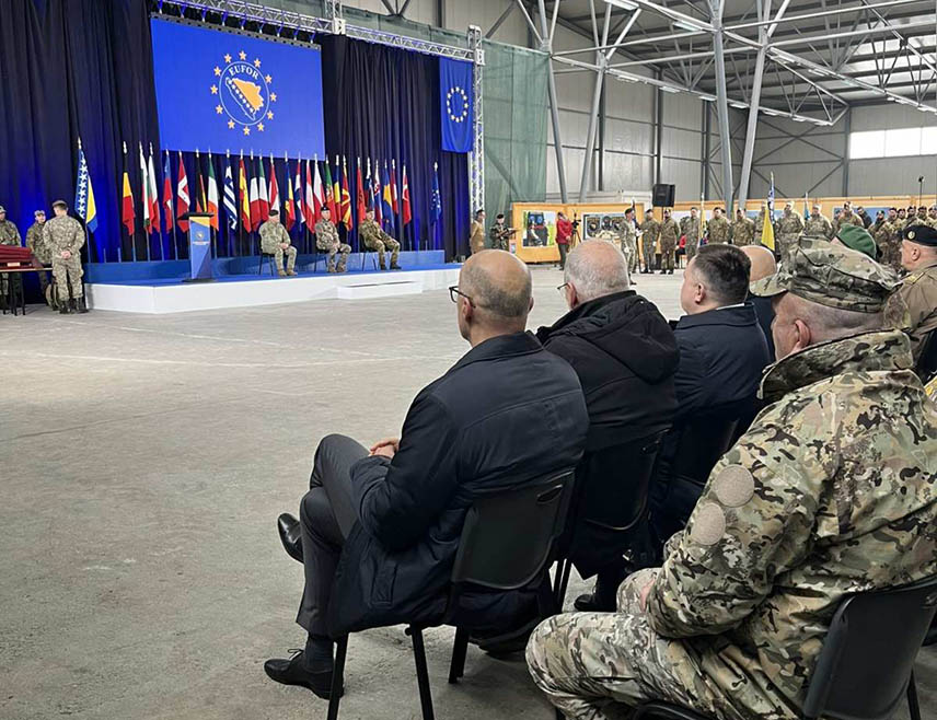 САРАЈЕВО, 21. ЈАНУАРА /СРНА/ - Министар унутрашњих послова Републике Српске Жељко Будимир присуствовао је данас свечаности у бази ЕУФОР-а у сарајевском насељу Бутмир, на којој је генерал-мајор Оружаних снага Румуније Флорин Маријан Барбу предао дужност команданта ЕУФОР-а генерал-мајору Оружаних снага Италије Маурицију Фронди.