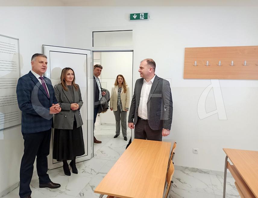 ЗВОРНИК, 21. ЈАНУАРА /СРНА/ - Основну музичку школу у Зворнику похађа око 40 ученика, а планирано је да у наредном периоду ова установа, која ће уз сагласност Министарства просвјете и културе Републике Српске бити Мјешовита школа, добије два нова одјељења, изјавио је ресорни министар Боривоје Голубовић.