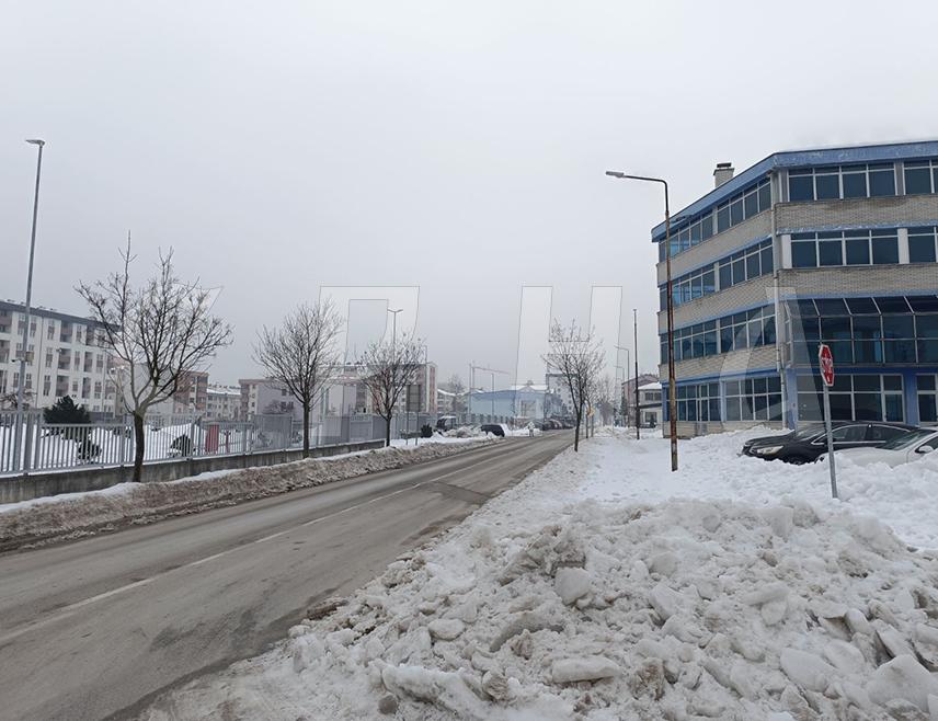 ИСТОЧНО НОВО САРАЈЕВО, 21. ЈАНУАРА /СРНА/ – Поједини дијелови општине Источно Ново Сарајево непроходни су 15 дана након обилних сњежних падавина, а неочишћени тротоари и јавне површине представљају озбиљан ризик за грађане, посебно за старије.