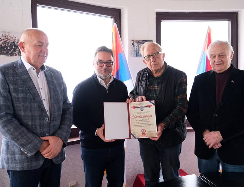 ПАЛЕ, 21. ЈАНУАРА /СРНА/ - Асоцијација "Ствараоци Републике Српске" данас је уручила захвалницу замјенику предсједавајуће Савјета министара Сташи Кошарцу за подршку и помоћ изградњи и отварању спомен-обиљежја Ствараоцима и браниоцима Републике Српске у комплексу Малог дома на Палама.