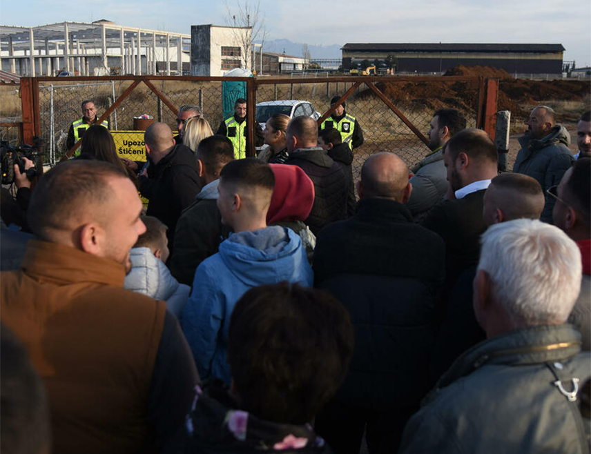 ПОДГОРИЦА, 21. ЈАНУАРА /СРНА/ - Ботуњани су и данас одржали протест на градилишту колектора за пречишћавање отпадних вода како би показали да су чврсти у ставу да ту не буде градње, а подршку су им дали лидер ДНП-а Милан Кнежевић и предсједник општине Зета Михаило Асановић.