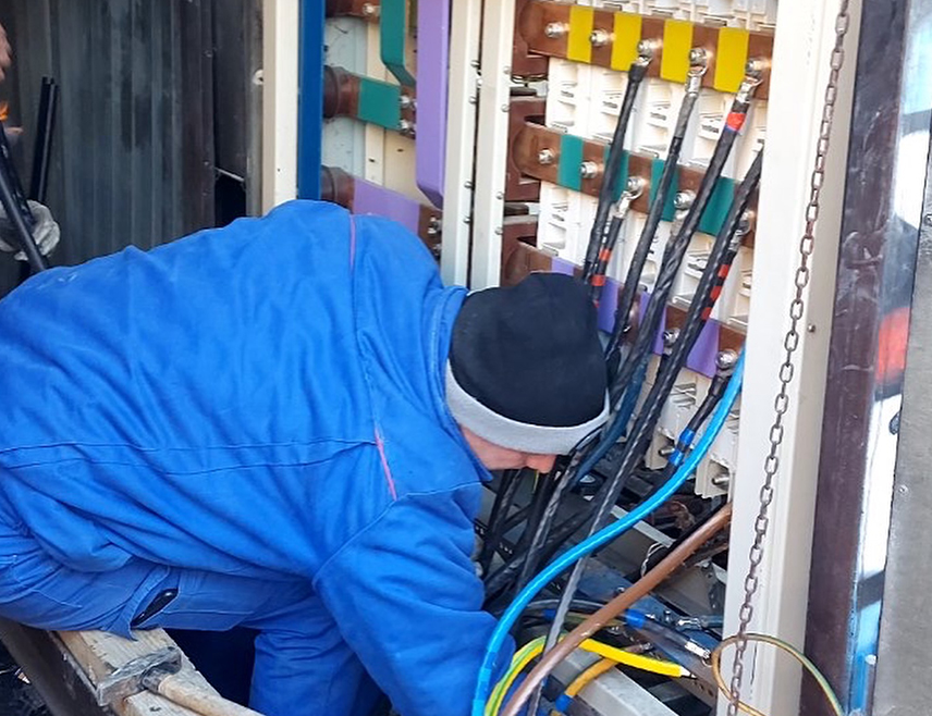 БИЈЕЉИНА, 21. ЈАНУАРА /СРНА/ - Електро-мрежа у Бијељини је под изразито великим оптерећењем због застоја у раду "Градске топлане" и драстично повећане потрошње електричне енергије посљедњих дана, саопштено је из "Електро-Бијељине".