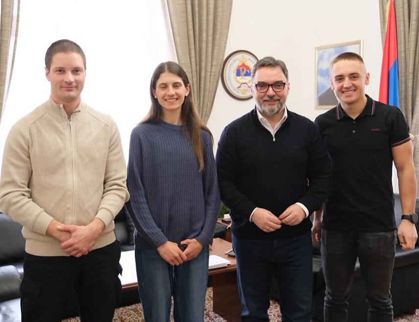 САРАЈЕВО, 21. ЈАНУАРА /СРНА/ - Замјеник предсједавајуће Савјета министара Сташа Кошарац угостио је у свом кабинету младе спортисте са Пала Теодору Делипару, Страхињу Ерића и Марка Шљивића, који ће учествовати на предстојећим Зимским олимпијским играма у Италији.