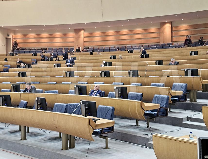 САРАЈЕВО, 22. ЈАНУАРА /СРНА/ - Посланици Представничког дома Парламентарне скупштине БиХ почели су сједницу на којој ће разматрати Реформску агенду БиХ.