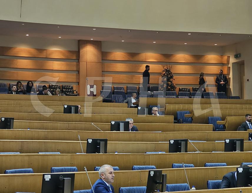 САРАЈЕВО, 22. ЈАНУАРА /СРНА/ - На дневни ред данашње сједнице Представничког дома Парламентарне скупштине БиХ додата је тачка дневног реда која се односи на расписивање јавног конкурса за именовање члана Централне изборне комисије /ЦИК/ из реда осталих, с обзиром на то да је истекао мандат Ирени Хаџиабдић, која је поднијела захтјев за разрјешење са ове функције.