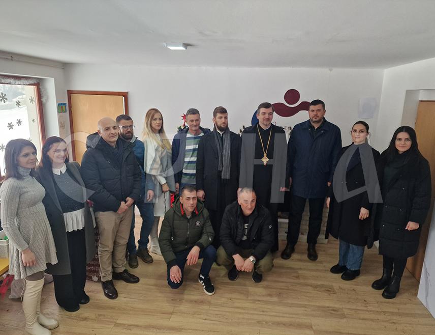 ТРНОВО, 22. ЈАНУАРА /СРНА/ – Удружењу родитеља, дјеце и омладине са посебним потребама "Загрљај" из Источног Сарајева уручен је специјализовани "форд" комби, за који су средства обезбиједили парохијани Српске православне цркве Светог Ћирила и Методија из Малмеа у Шведској.