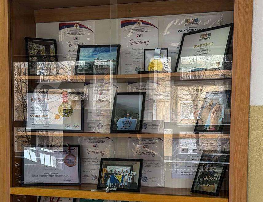 TРЕБИЊЕ, 22. ЈАНУАРА /СРНА/ - У Гимназији "Јован Дучић" у Требињу постављена је изложба највећих постигнућа гимназијалца Вука Јанковића, освајача медаља на међународним математичким олимпијадама, бројних признања и диплома са републичких, државних и балканских такмичења.