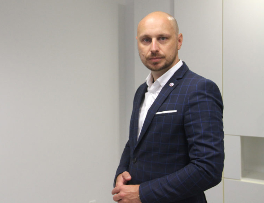 САРАЈЕВО, 22. ЈАНУАРА /СРНА/ - Члан Комисије за спољне послове Представничког дома Парламентарне скупштине БиХ Милан Петковић изјавио је Срни да се о извјештају о раду Министарства иностраних послова у Савјету министара и министра Елмедина Конаковића нема шта расправљати, јер ништа и не раде.