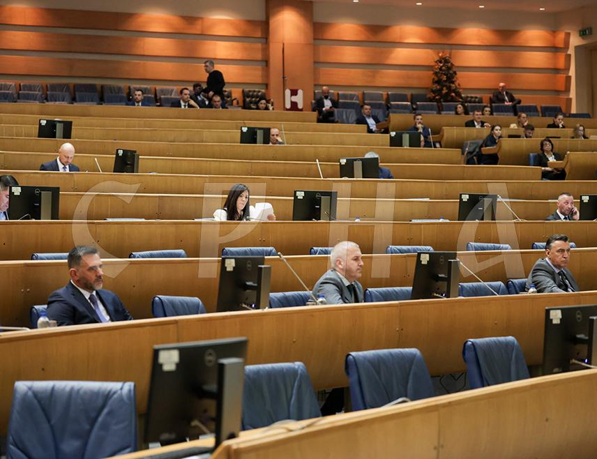 САРАЈЕВО, 22. ЈАНУАРА /СРНА/ - Законодавноправна процедура за Приједлог закона о државној имовини обустављена је због другог негативног мишљења Уставноправне комисије.