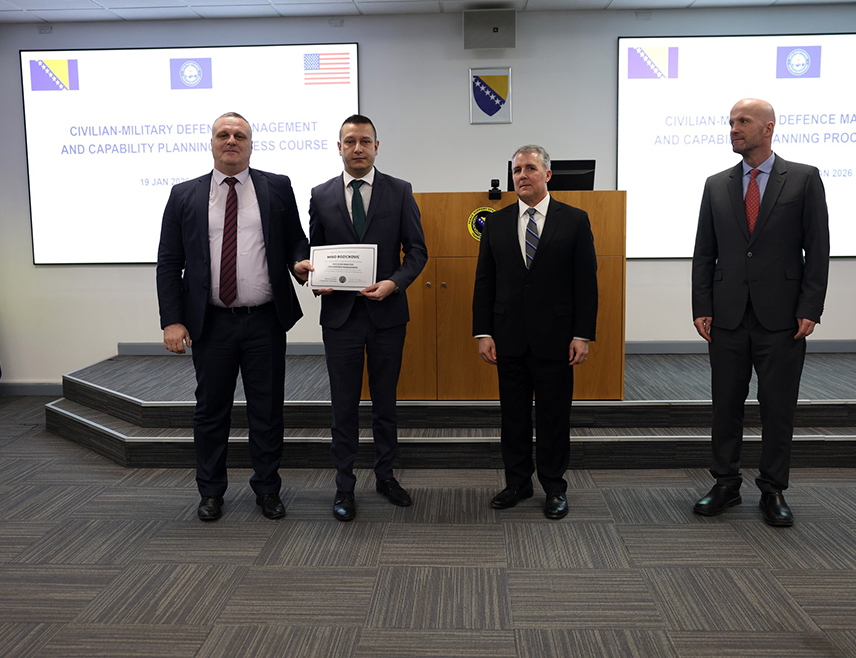 САРАЈЕВО, 23. ЈАНУАРА /СРНА/ - Замјеник министра одбране у Савјету министара Алекандар Гогановић уручио је сертификате полазницима другог из серије стручних курсева Института за управљање безбједношћу /ИСГ/, који је окупио полазнике Министарства одбране и Оружаних снага БиХ.