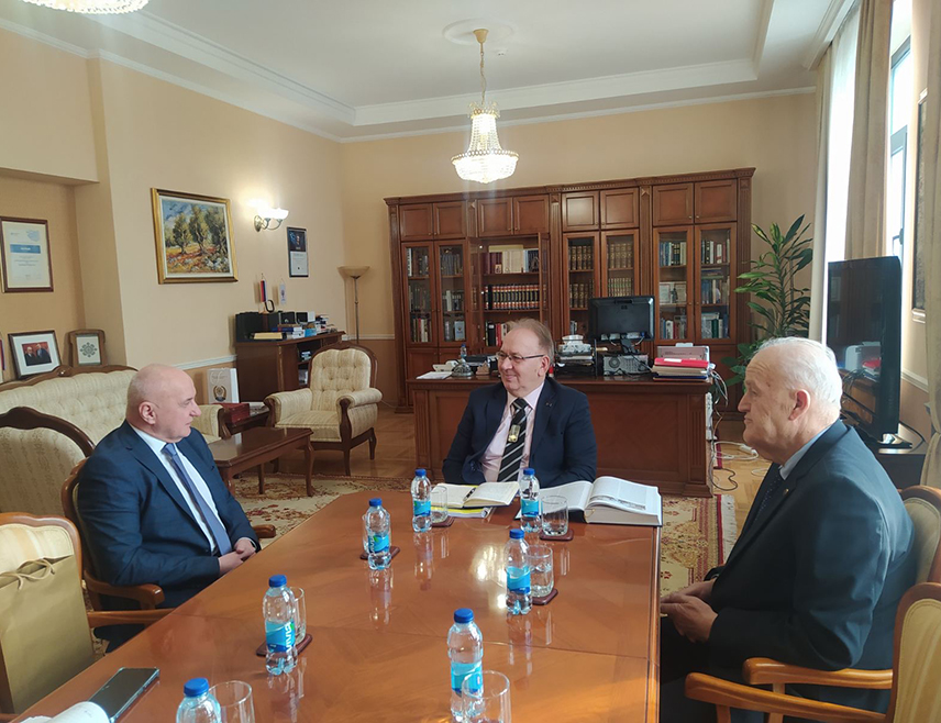 БАЊАЛУКА, 23.ЈАНУАРА /СРНА/ - Предсједник Академије наука и умјетности /АНУРС/ Републике Српске Драгољуб Мирјанић и министар енергетике и рударства Петар Ђокић разговарали су о могућностима сарадње с циљем унапређења институционалног дјеловања и изналажењу најбољих рјешења у стратешки важним активностима за Републику Српску и грађане.