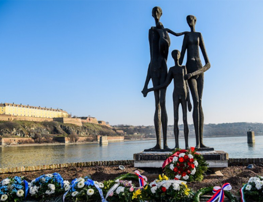 НОВИ САД, 23. ЈАНУАРА /СРНА/ - Полагањем вијенаца на споменик на Кеју жртава рације у Новом Саду данас су обиљежене 84 године од погрома у Новосадској рацији, када је убијено више од 1.300 Новосађана и укупно око 4.000 људи у другим дијеловима јужне Бачке.