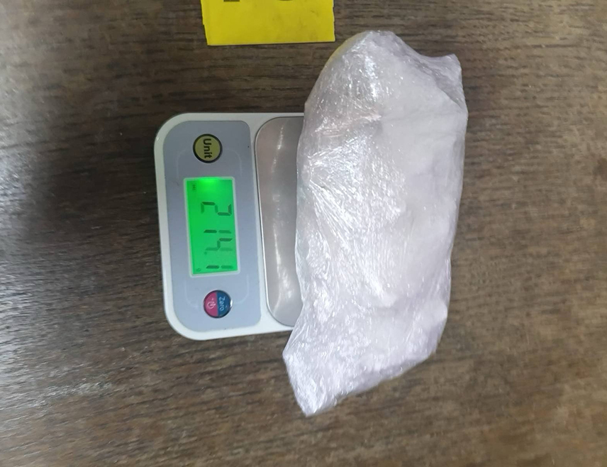 БАЊАЛУКА, 23. ЈАНУАРА /СРНА/ - Лице Ј. Д. из Требиња ухапшено је данас, након што су у претресима на подручју Бијељине, Билеће и Требиња пронађени кокаин, уличне вриједности око 16.000 евра, као и 6.850 евра.