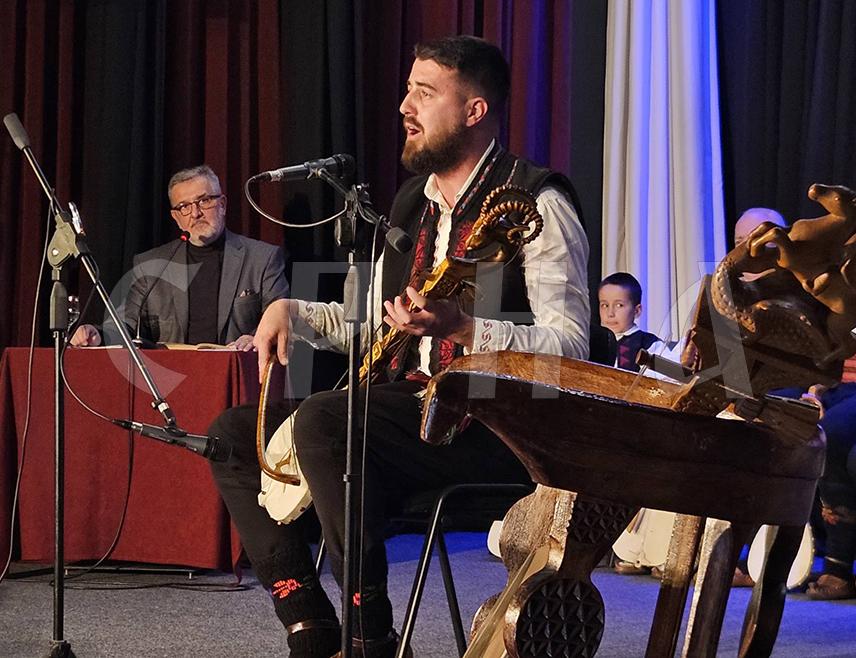 ПАЛЕ, 23. ЈАНУАРА /СРНА/ - Гусларско друштво "Старина Новак" са Пала организовало је гусларско вече посвећено преминулом члану Друштва и једном од оснивача Влајку Работи.