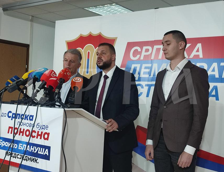 БАЊАЛУКА, 24. ЈАНУАРА /СРНА/ - Српска демократска странка /СДС/ не искључује могућност бојкота поновљених избора за предсједника Републике Српске, уколико Централна изборна комисија /ЦИК/ БиХ не промијени правилник којим се онемогућава политичким субјектима акредитацију нових чланова бирачких одбора и посматрача, поручено је данас у Бањалуци са конференцији за новинаре ове странке.