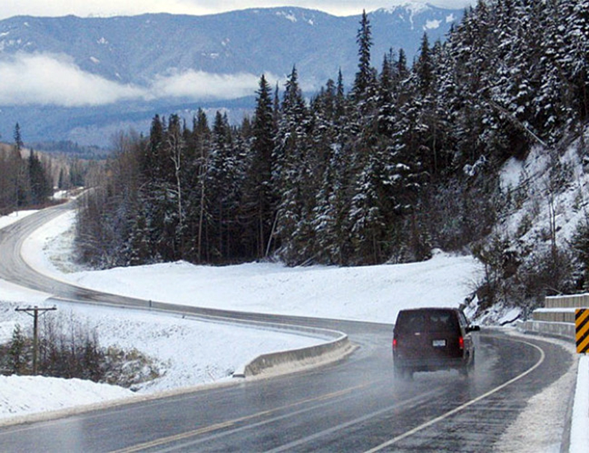 БАЊАЛУКА, 25. ЈАНУАРА /СРНА/ - У Републици Српској и Федерацији БиХ коловози су јутрос претежно мокри, у котлинама и дуж ријечних токова има магле, а на дионицама које пролазе кроз усјеке и поред камених косина учестали су одрони.