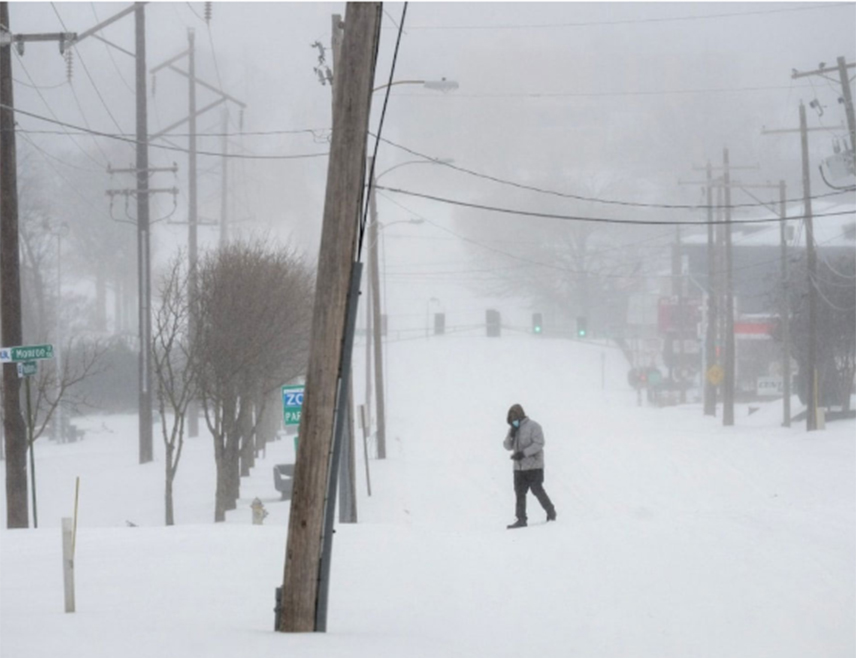 ЊУЈОРК, 25. ЈАНУАРА /СРНА/ - Више од 130.000 потрошача остало је без струје у Сједињеим Државама усљед снажне сњежне олује, подаци су сервиса за праћење електроенергетске мреже "Пауераутејџ".