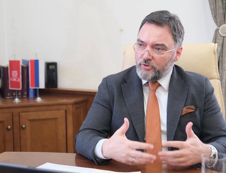 САРАЈЕВО, 25. ЈАНУАРА /СРНА/ - Министар спољне трговине и економских односа у Савјету министара Сташа Кошарац изјавио је Срни да су међународни кредибилитет и способност Милорада Додика да артикулише интересе Републике Српске на глобалном нивоу трн у оку Сарајева, јер показује да Српска има глас који се чује и поштује.