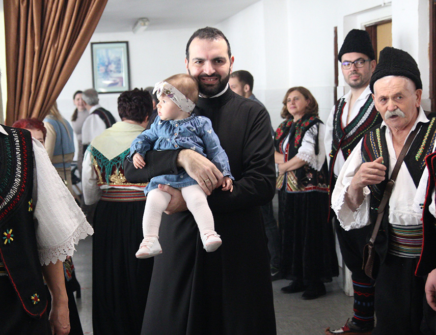 ДОБОЈ, 25. ЈАНУАРА /СРНА/ - Чланови Завичајног клуба "Извор" из Добоја, који окупља Србе избјегле из сарајевско-зеничке регије, прославили су данас крсну славу Светог Саву и двије деценије од оснивања уз традиционалну светосавску забаву којом од заборава чувају обичаје завичаја.