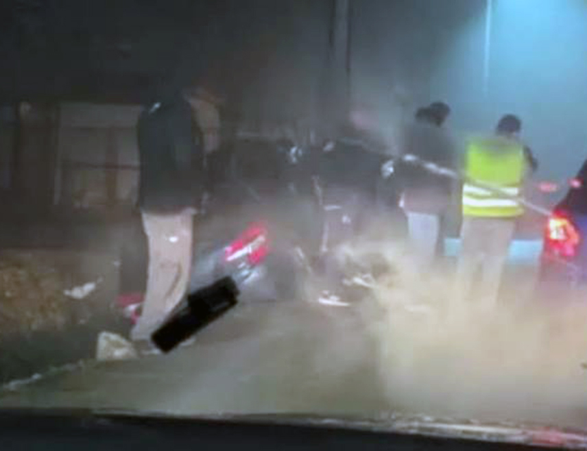 ТУЗЛА, 25. ЈАНУАРА /СРНА/ - Тузланска полиција ухапсила је 14 лица која се директно доводе у везу са тучом на међународном аеродрому Дубраве код Тузле, саопштено је данас из Управе полиције Министарства унутрашњих послова /МУП/ Тузланског кантона.