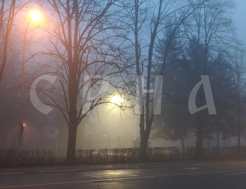 БАЊАЛУКА, 26. ЈАНУАРА /СРНА/ - Бањалука је јутрос осванула обавијена густом маглом, а овај град је већ неко вријеме на листи са најзагађенијом ваздухом у региону.