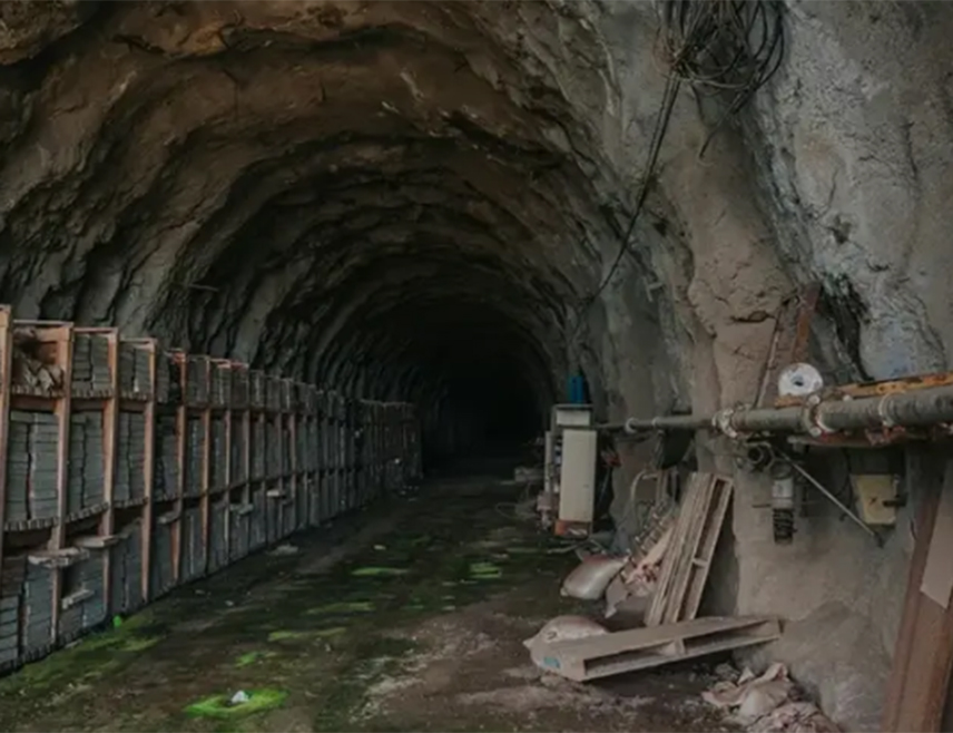 КОСОВСКА МИТРОВИЦА, 26. ЈАНУАРА /СРНА/ - Више десетина рудара у Руднику "Трепча" остало је заробљено под земљом усљед квара у снабдијевању електричном енергијом.