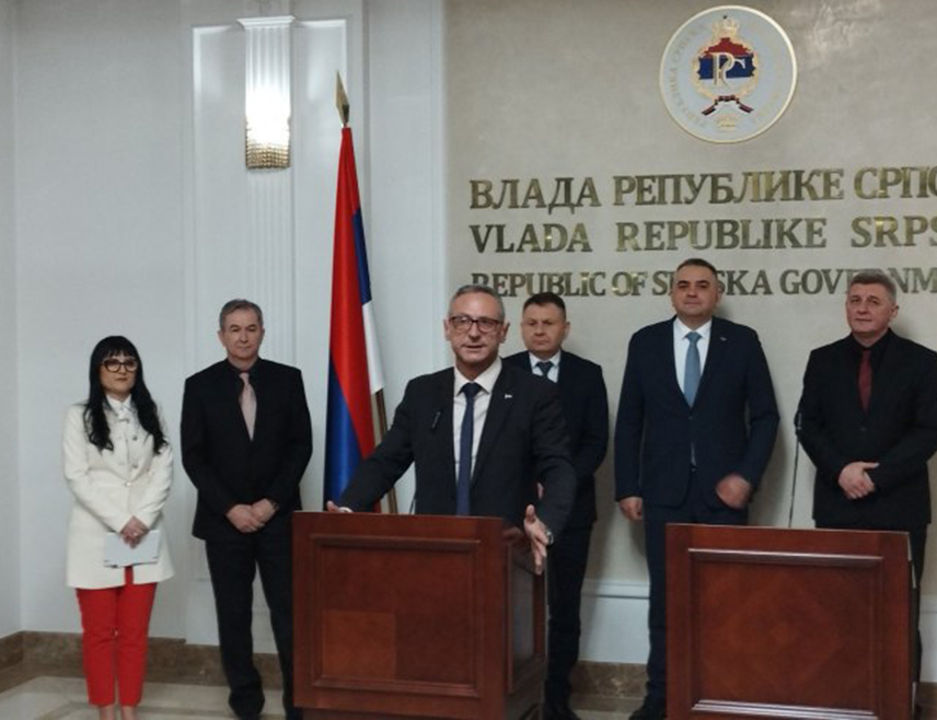 БАЊАЛУКА, 26. ЈАНУАРА /СРНА/ - Министар рада и борачко инвалидске заштите Радан Остојић, нови министар у Влади Српске, поручио је да ће остати нестраначка личност и бити на терену како би помогао категоријама која обухвата његово министарство.