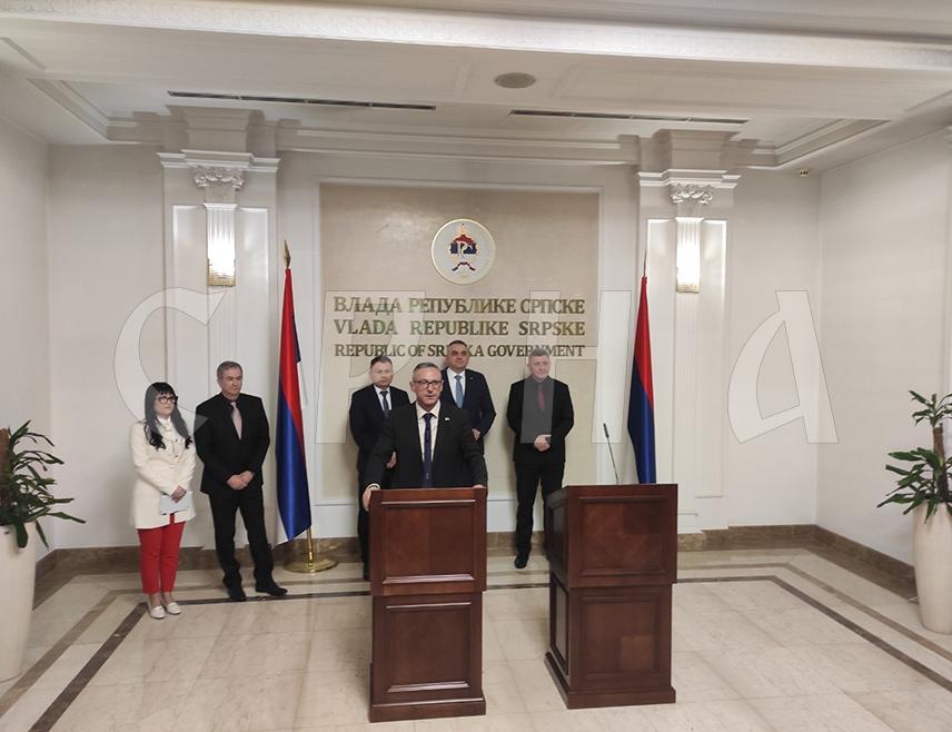 БАЊАЛУКА, 26. ЈАНУАРА /СРНА/ - Министар рада и борачко-инвалидске заштите Републике Српске Радан Остојић, који је до именовања обављао дужност предсједника Борачке организације Српске /БОРС/, рекао је да ће овлашћења у овој организацији у наредним данима бити пренесена на друго лице, те да ће бити министар докле год БОРС буде задовољан његовим радом.