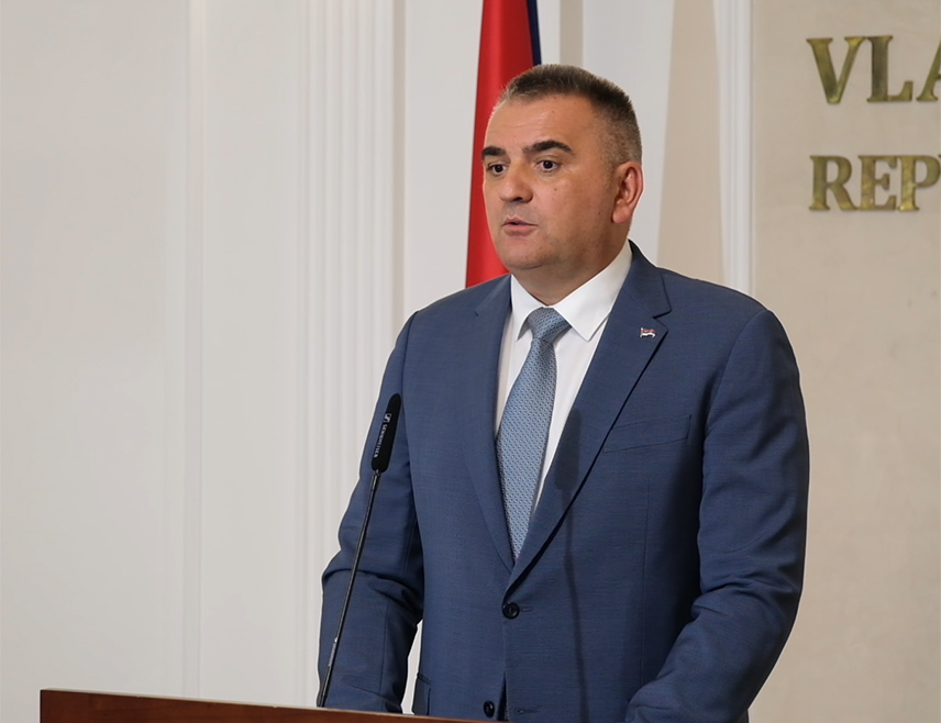 BANJA LUKA, JANUARY 26 /SRNA/ – Prime Minister of Republika Srpska Savo Minić said, commenting on the incident in Tuzla involving fans of Red Star and Hajduk, that he is outraged by the fact that foreign nationals can come and beat someone simply because he supports a certain football club and because he is a Serb, stressing that he is particularly concerned that police structures and services failed to prevent and anticipate the incident.