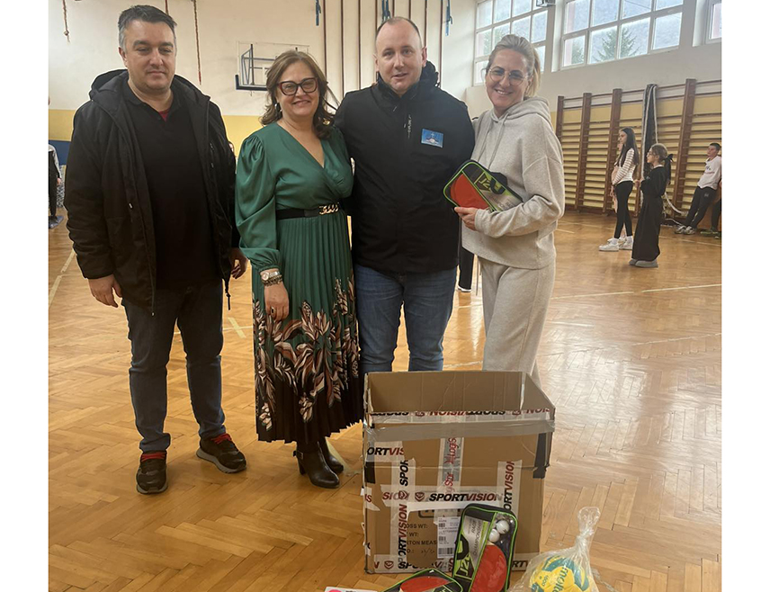 ЗВЕЧАНИ, 26. ЈАНУАРА /СРНА/ - Предсједник Организације породица заробљених и погинулих бораца и несталих цивила Сребренице Бранимир Којић поклонио је Основној школи "Вук Караџић" у Звечану спортску опрему за лакше одвијање часова физичког васпитања за 426 ученика.