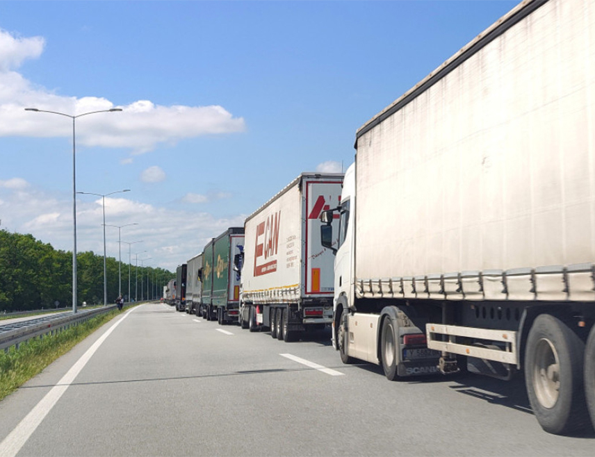 БЕОГРАД, 26. ЈАНУАРА /СРНА/ - Камионџије из Србије и земаља региона блокирале су данас у подне граничне прелазе за теретна возила због новог система контроле уласка и изласка из ЕУ.