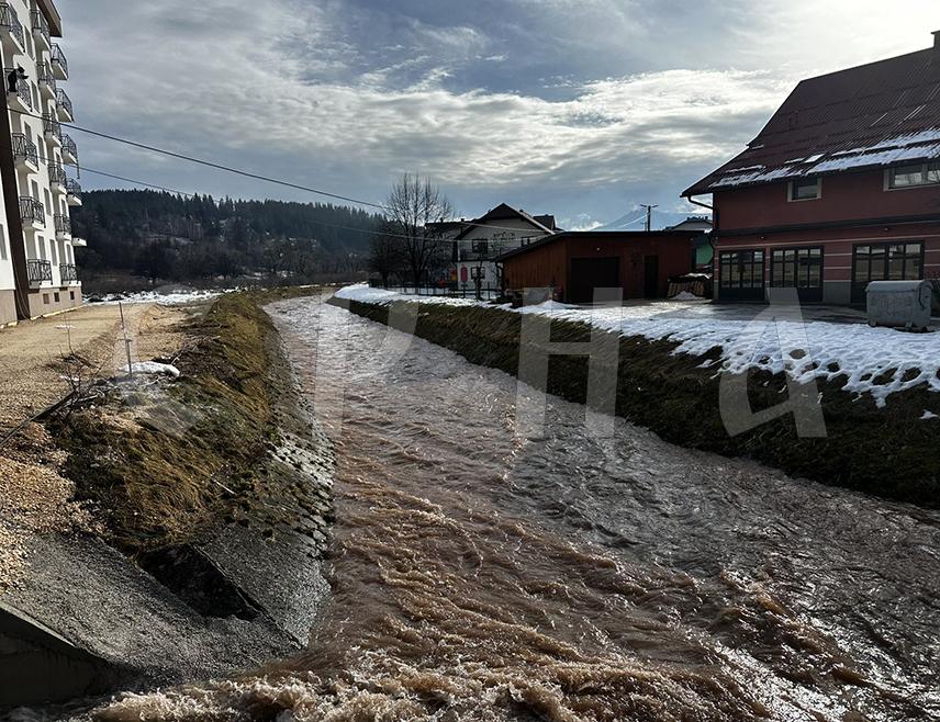 ПАЛЕ, 26. ЈАНУАРА /СРНА/ - На појединим подручјима општине Пале је, усљед обилних падавина и наглог топљења снијега, дошло до појаве бујичних вода и мањих поплава, али је ситуација тренутно стабилна и под контролом, изјавио је начелник Дејан Којић.