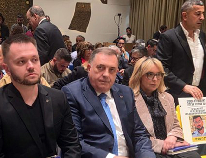 ЈЕРУСАЛИМ, 26. ЈАНУАРА /СРНА/ - Делегација Републике Српске коју предводе вршилац дужности предсједника Ана Тришић Бабић и предсједник СНСД-а Милорад Додик присуствује у Јерусалиму престижном предавању о јеврејском филозофу и писцу Заеву Јаботинском, које се одржава у службеној Резиденцији предсједника Израела Исака Херцога.