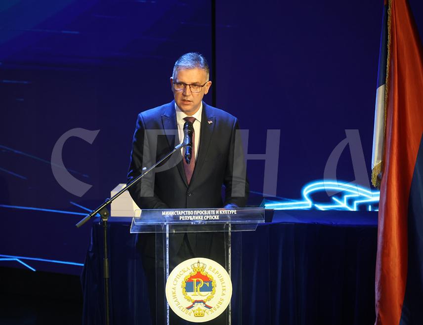 БАЊАЛУКА, 26. ЈАНУАРА /СРНА/ - Министар просвјете и културе Републике Српске Боривоје Голубовић рекао је да су просвјетни радници један од најважнијих стубова друштва који креирају младост, образују и васпитавају омладину у добре људе који ће креирати модерно друштво, па и саму Републику Српску.