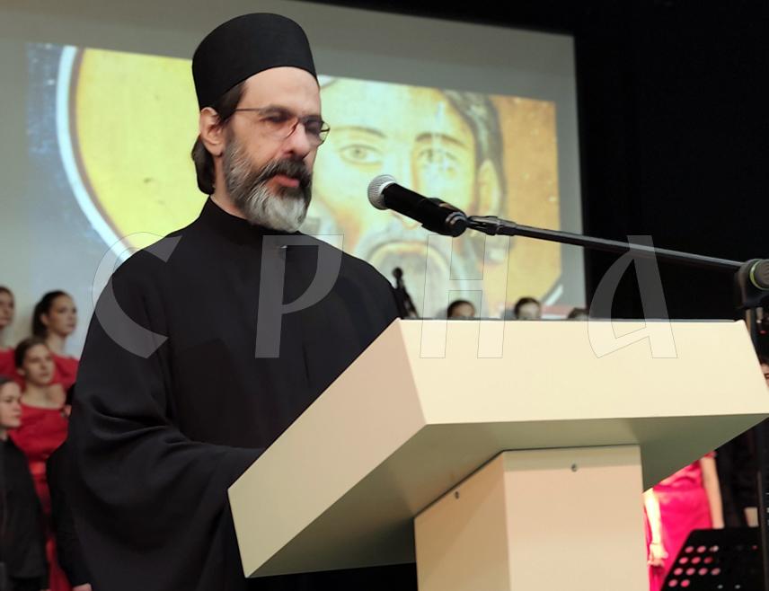 БИЈЕЉИНА, 26. ЈАНУАРА /СРНА/ - На свечаном и духовном сабрању у Бијељини у част првог српског архиепископс и просвјетитеља - Светог Саве бесједник Владан Таталовић истакао је да се човјек не мјери оним што је освојио, него оним што није издао, не обећањима које даје, већ оним које одржава.