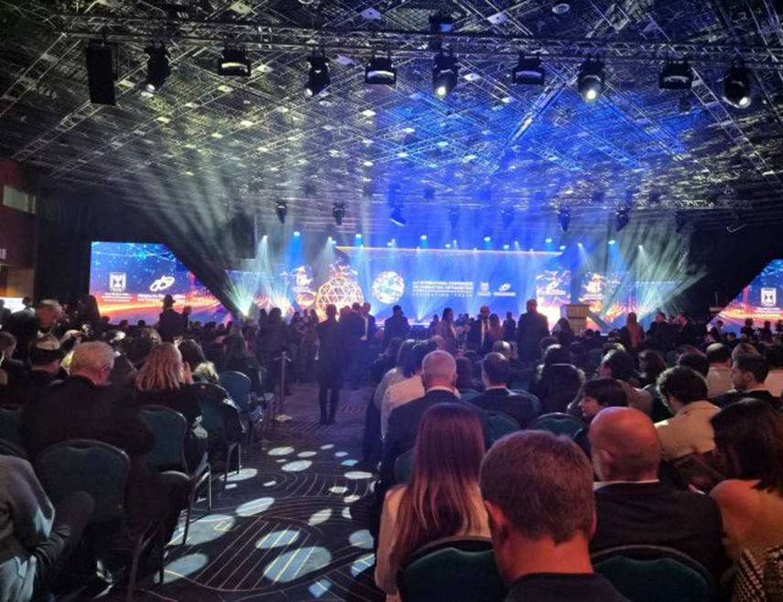 ЈЕРУСАЛИМ, 26. ЈАНУАРА /СРНА/ - У Међународном конгресном центру у Јерусалиму вечерас је почела велика Међународна конференција о борби против антисемитизма, којој као гост присуствује делегација Републике Српске предвођена вршиоцем дужности предсједника Републике Аном Тришић Бабић и предсједником СНСД-а Милорадом Додиком.