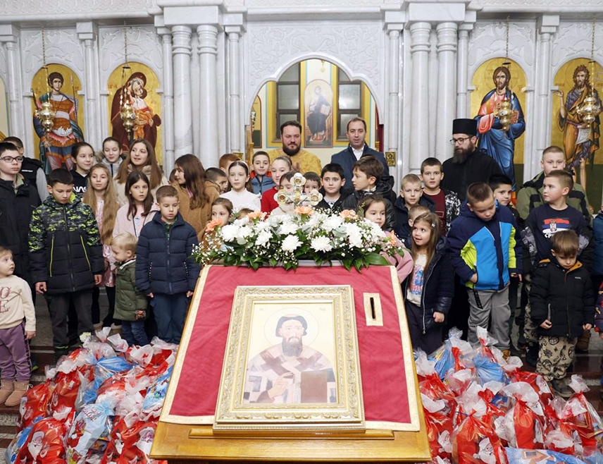 БАЊАЛУКА, 26. ЈАНУАРА /СРНА/ - Министар правде Републике Српске Горан Селак обезбиједио је и уручио пакетиће дјеци из бањалучког насеља Дракулић поводом Светог Саве.