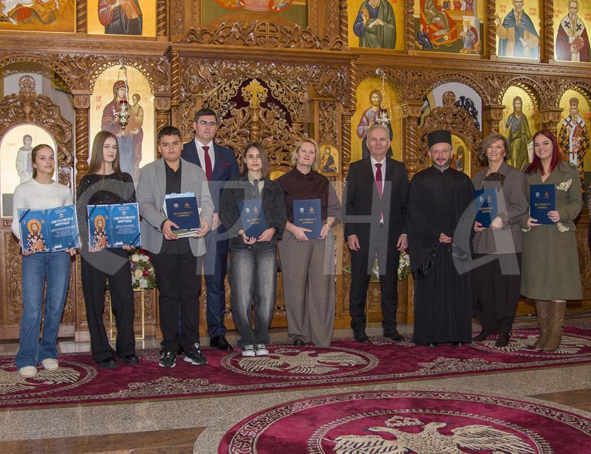 СРБАЦ, 27. ЈАНУАРА /СРНА/ - На Светосавској академији у Храму Васкрсења Христовог у Српцу уручене су награде ученицима и просвјетним радницима за постигнуте резултате.