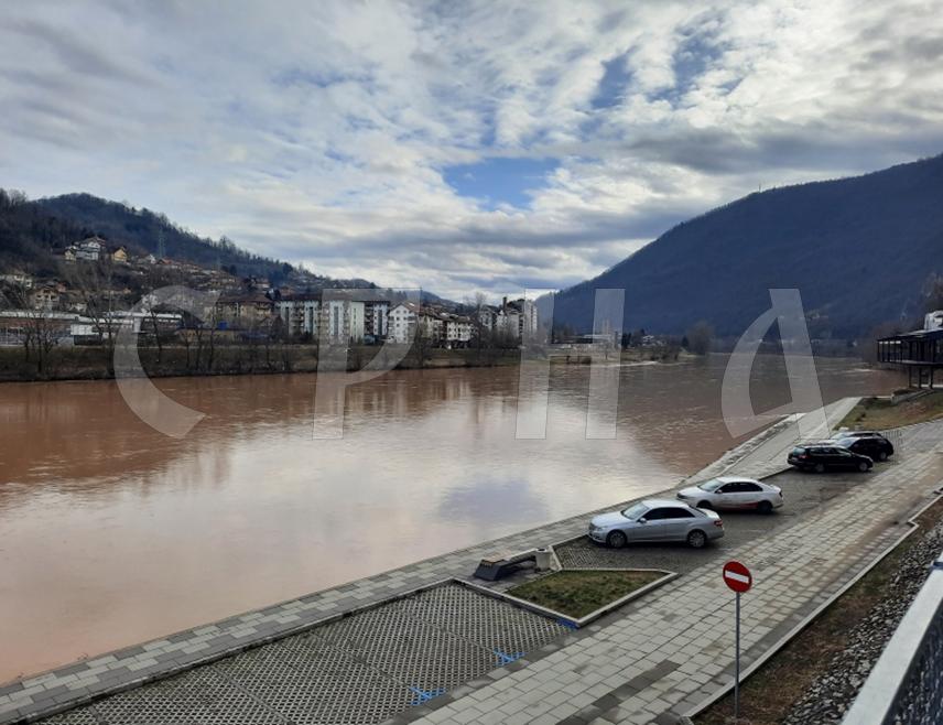 ЗВОРНИК, 27. ЈАНУАРА /СРНА/ - Водостај Дрине на подручју Зворника у благом је порасту, сапштено је данас из зворничке Градске управе.