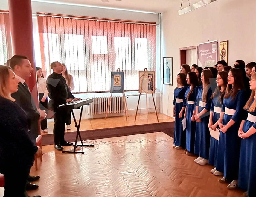 ДОБОЈ, 27. ЈАНУАРА /СРНА/ - Гимназија "Јован Дучић" у Добоју обиљежила је данас школску славу Светог Саву, а овогодишњи кум је замјеник министра одбране у Савјету министара Александар Гогановић.