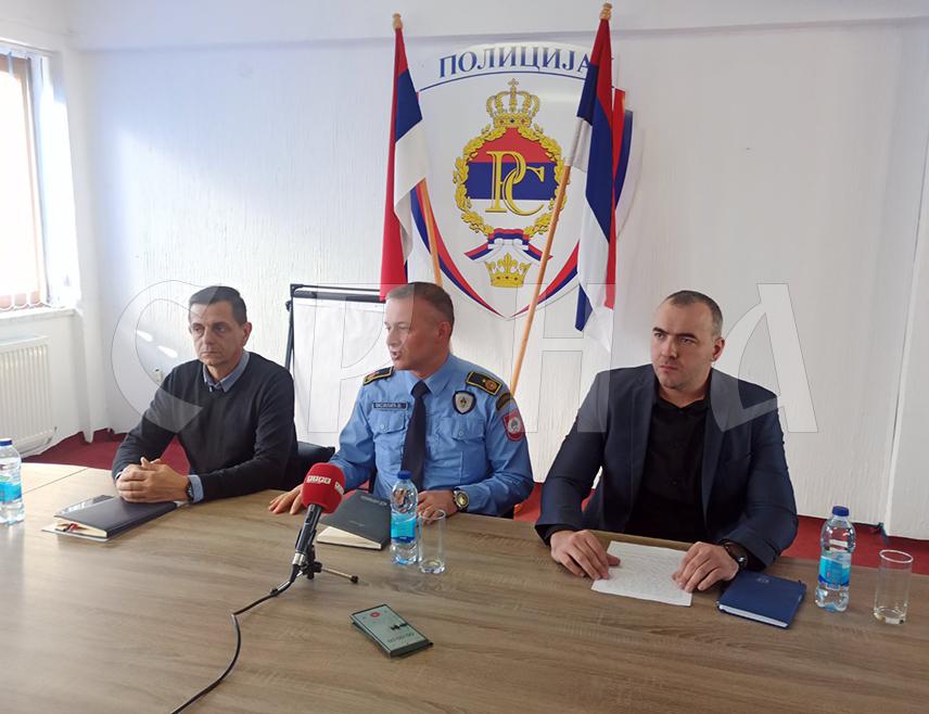 ЗВОРНИК, 27. ЈАНУАРА /СРНА/ - Мушкарац С. Р. /49/ са подручја Зворника ухапшен је након што су код њега пронађене противпјешадијске мине, детонатори, експлозив и скоро пола килограма кокаина, речено је данас на конференцији за новинаре представника зворничке Полицијске управе.