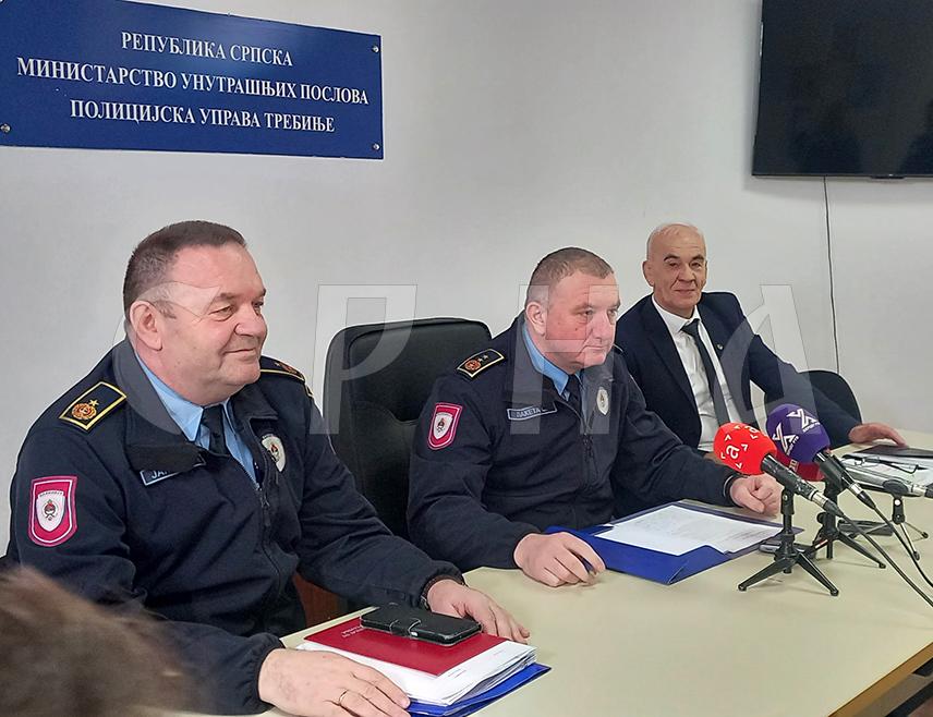 TРЕБИЊЕ, 27. ЈАНУАРА /СРНА/ - Лице из Билеће чији су иницијали Д. Д. ухапшено је због сумње да је украло нафту са Рудника и термоелектране /РиТЕ/ "Гацко", рекао је начелник Полицијске управе Требиње Синиша Лакета и указао на континуитет оваквих кривичних дјела на штету РиТЕ.