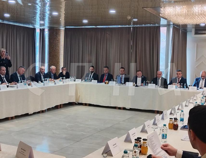 БАЊАЛУКА, 27. ЈАНУАРА /СРНА/ - Министар енергетике и рударства Републике Српске Петар Ђокић изјавио је да је неопходно побољшати координацију свих послова у енергетском сектору и осигурати већи ниво сарадње између енергетских субјеката.