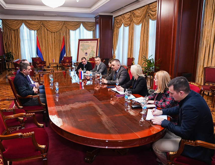 БАЊАЛУКА, 27. ЈАНУАРА /СРНА/ - Предсједник Владе Репубике Српске Саво Минић је изразио задовољство постигнутим договором између мљекара и ресорног министарства који се односи на износ премије за литар млијека 30 фенинга, а по музном грлу до 500 КМ.